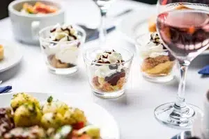 Esküvői Catering Trendek 2024-ben: Útmutató a Tökéletes Gasztronómiai Élményhez