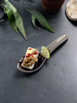 Camembert, pirított dió, karamellás hagyma fúzió